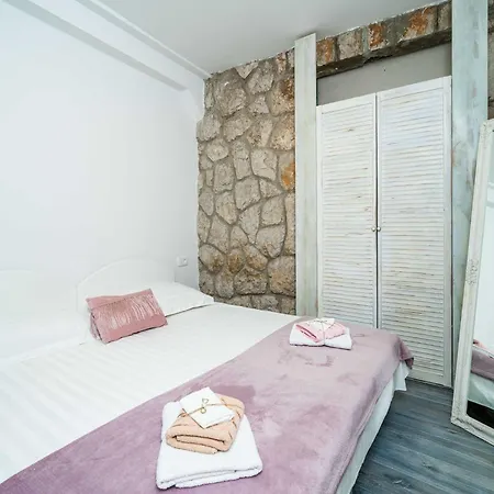 Dub - One-bedroom No 4 Apartment *